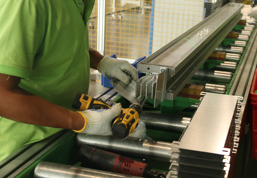 生产工人正在组装母线槽联接板与保护套